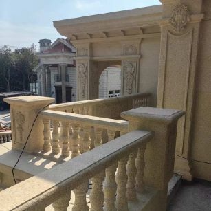 梧州 黄金麻别墅外墙干挂雕花配合阳台栏杆花瓶柱