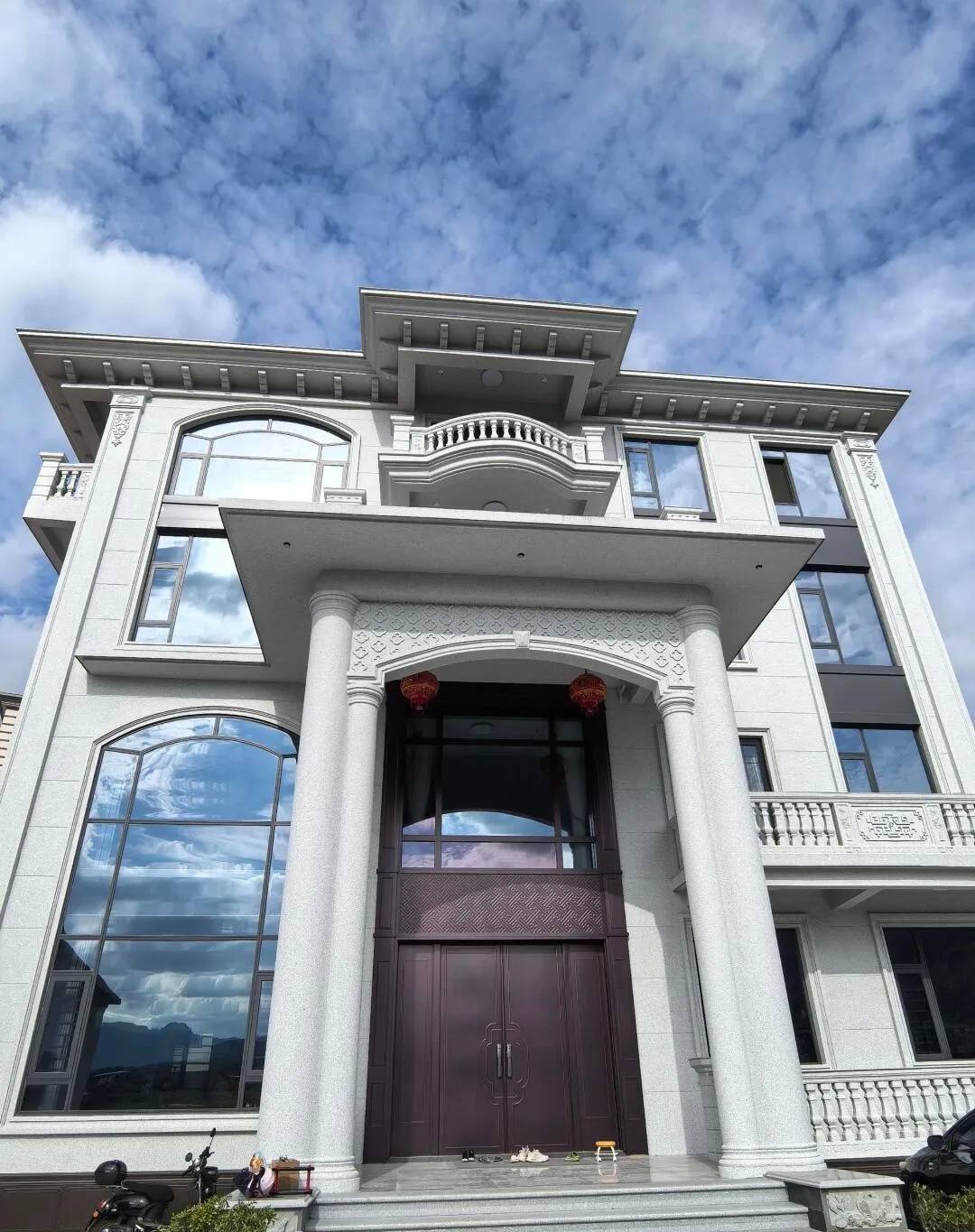 梧州白麻别墅外墙干挂石材效果示例