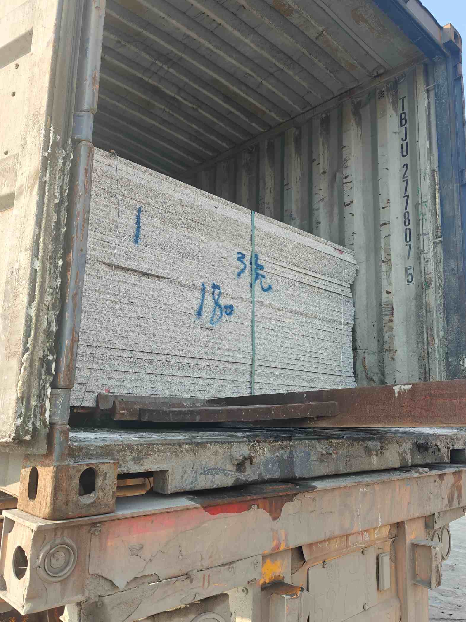 梧州 芝麻白花岗岩石材3.0公分光面毛板装柜出货