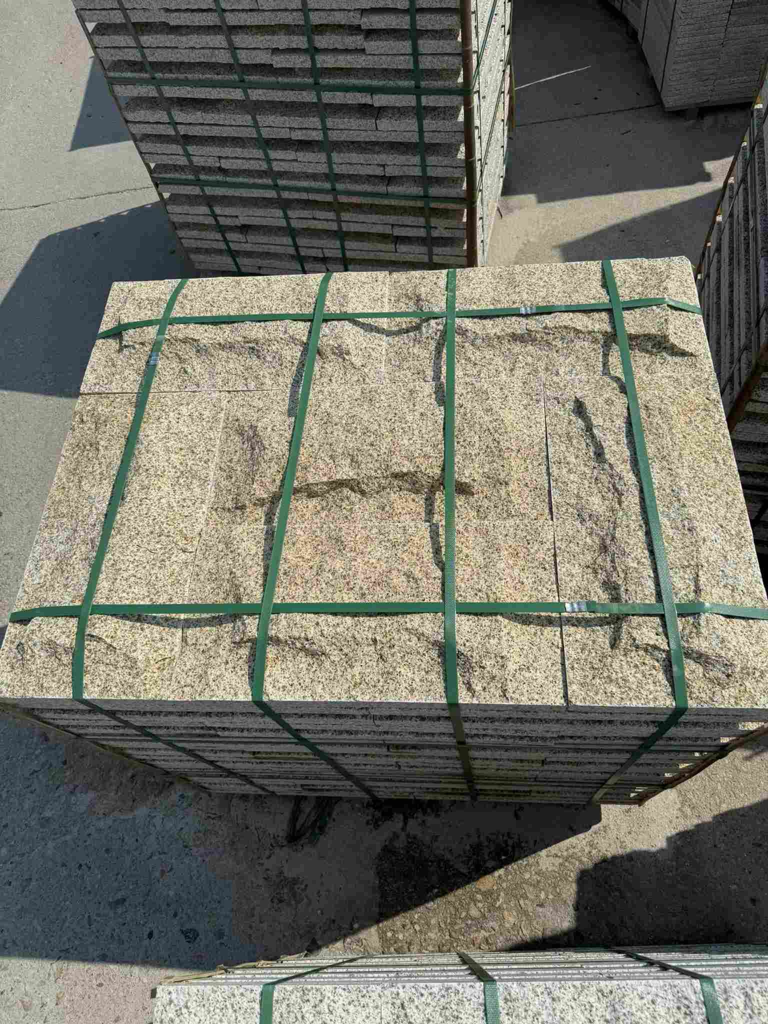 梧州 黄金麻花岗岩石材自然面蘑菇石成品