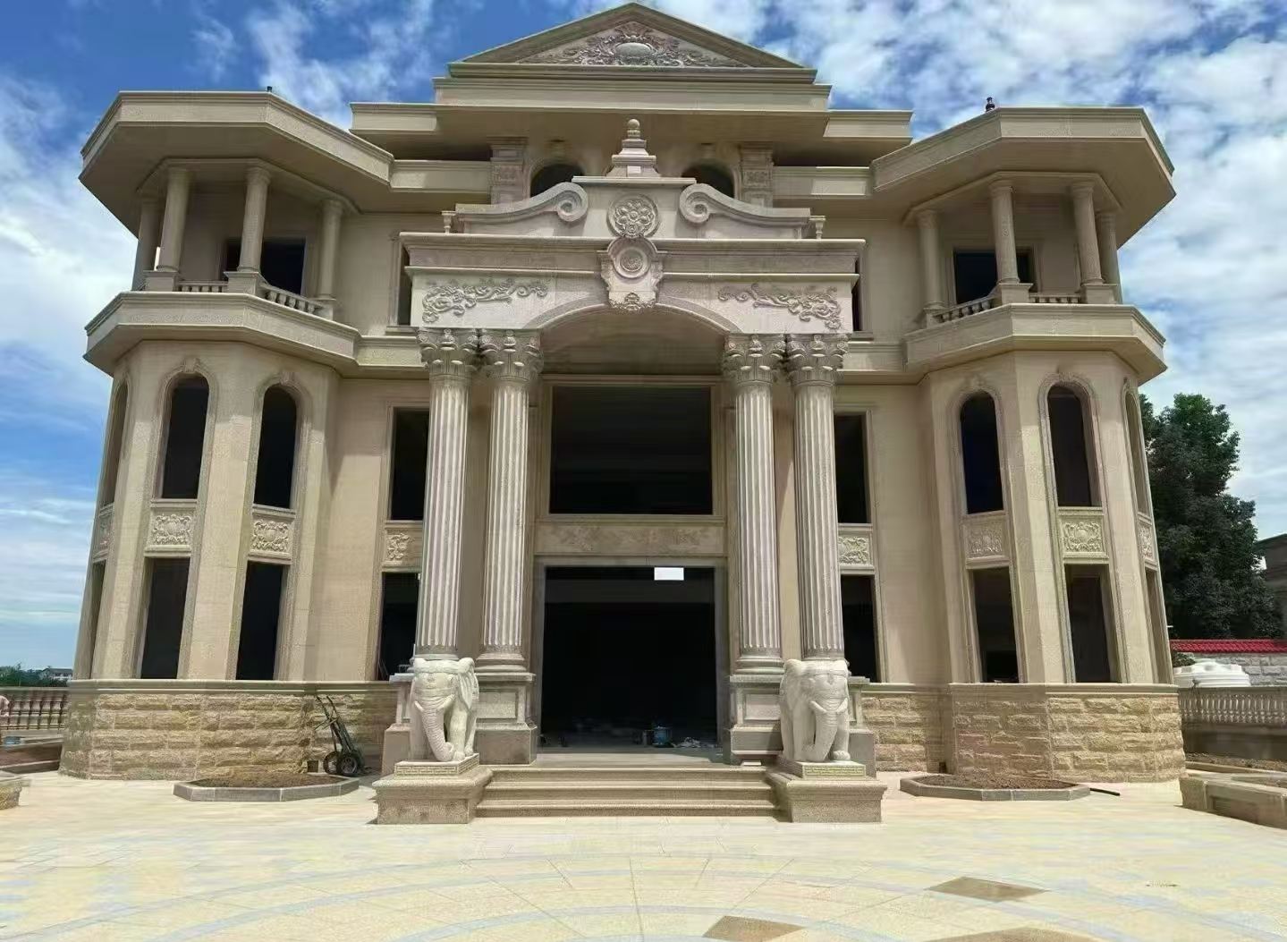 梧州 黄金麻别墅外墙干挂，大柱，大象，蘑菇石，雕花板