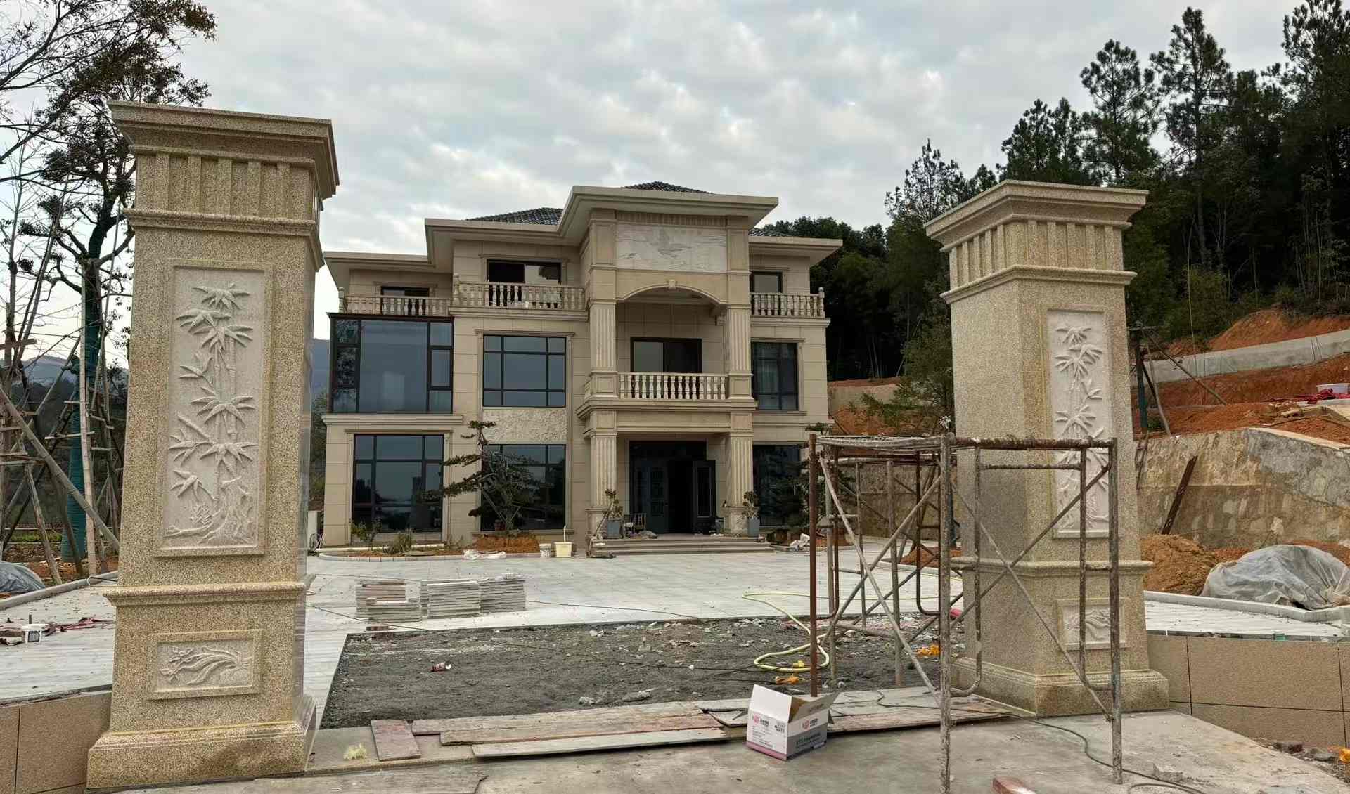 梧州 黄金麻花岗岩别墅雕花外墙干挂配上门口雕花罗马柱