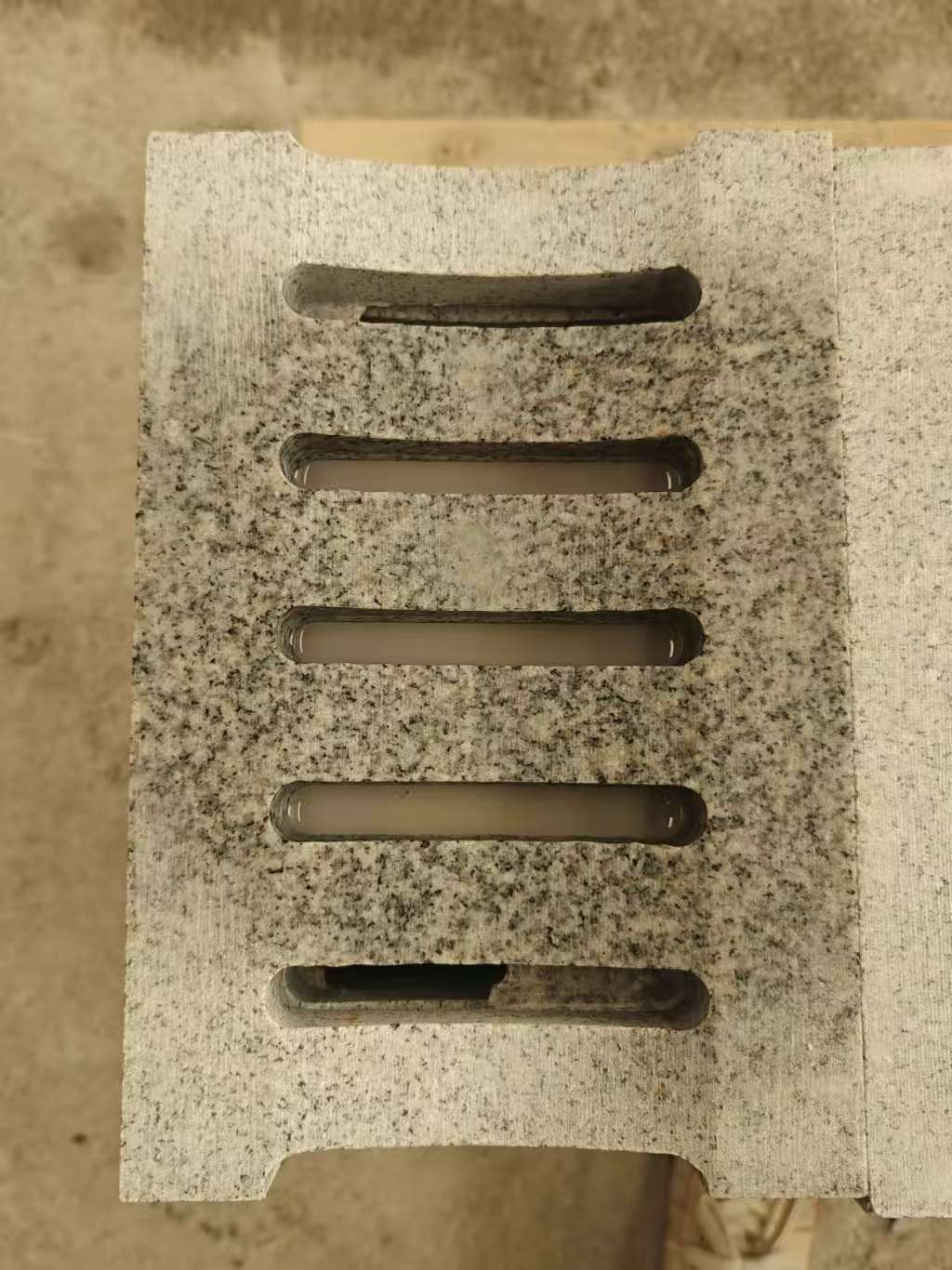 梧州 芝麻白拉丝面花岗岩U型开槽排水槽