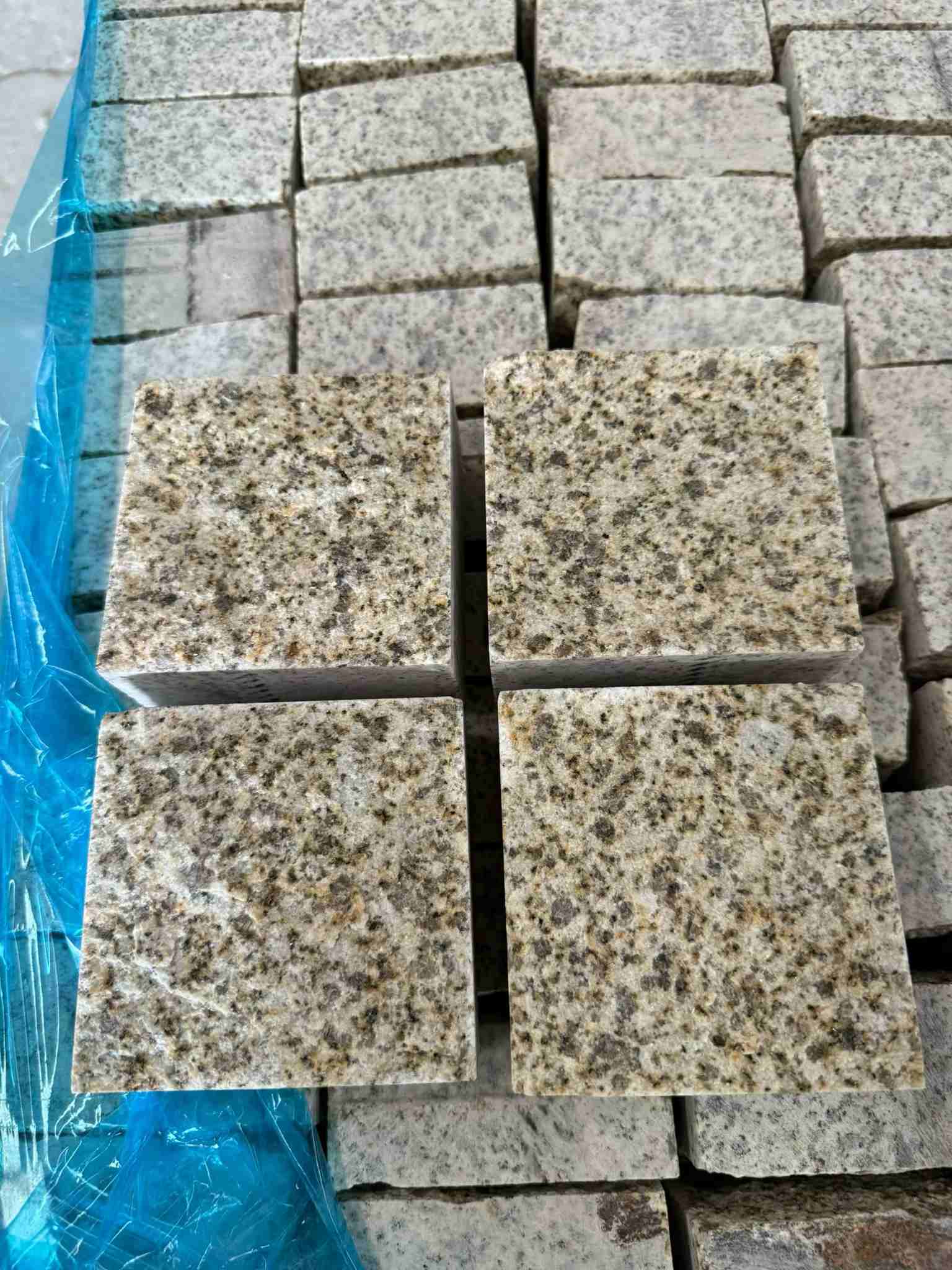 梧州 黄金麻花岗岩自然面小方块，弹石，马蹄石等