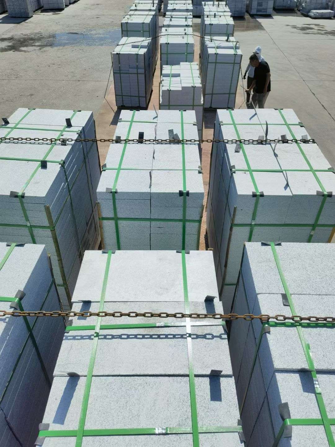 梧州 芝麻白花岗岩5公分地铺石 花岗岩厂家工厂装车日常