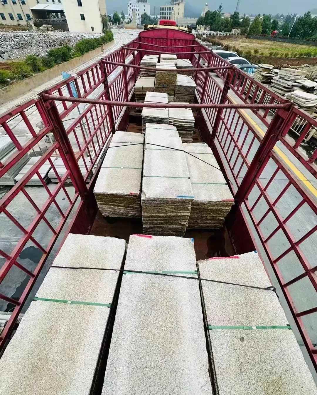 梧州 黄金麻花岗岩荔枝面，光面毛板装车完成