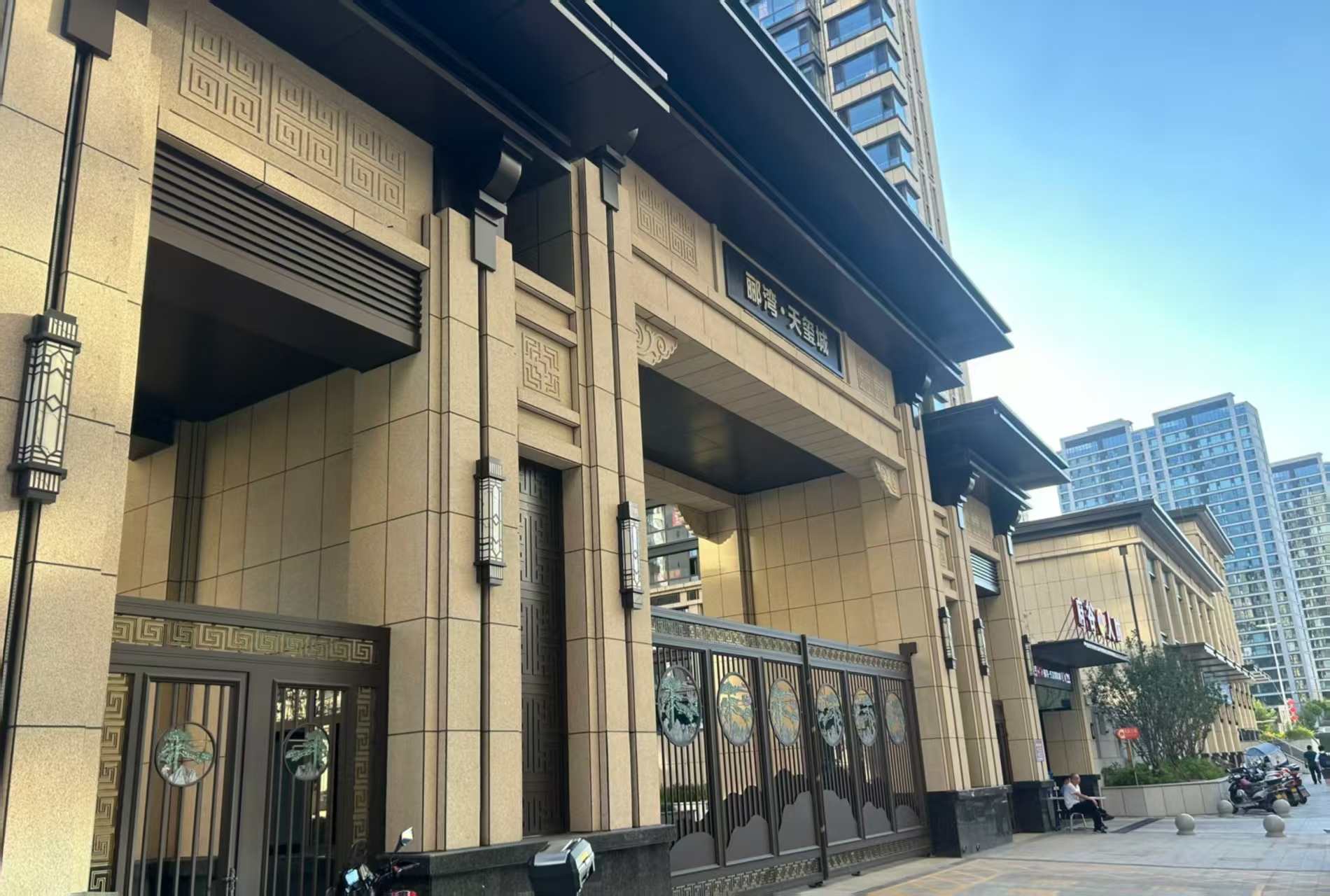 梧州 黄金麻花岗岩荔枝面小区门楼外墙干挂