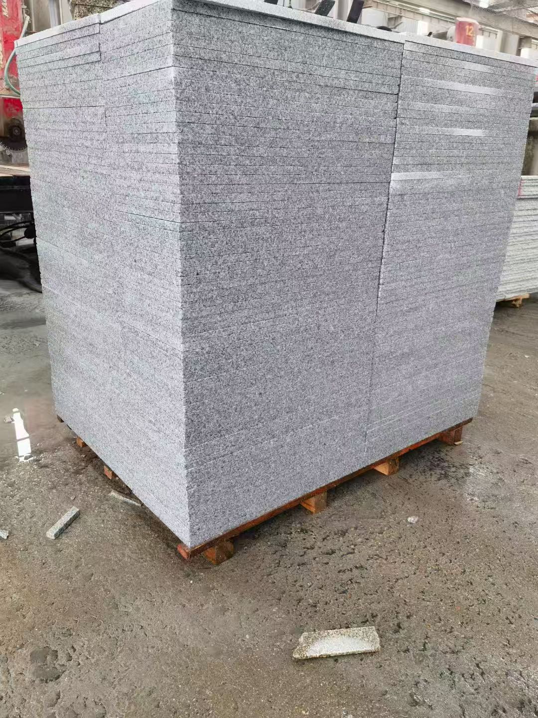 梧州 芝麻白火烧面1.8厚300*600地铺石，尺寸标准，厚薄均匀