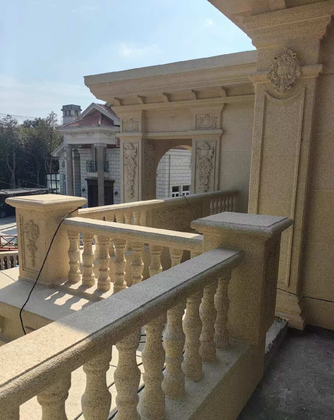 梧州 黄金麻别墅外墙干挂雕花配合阳台栏杆花瓶柱