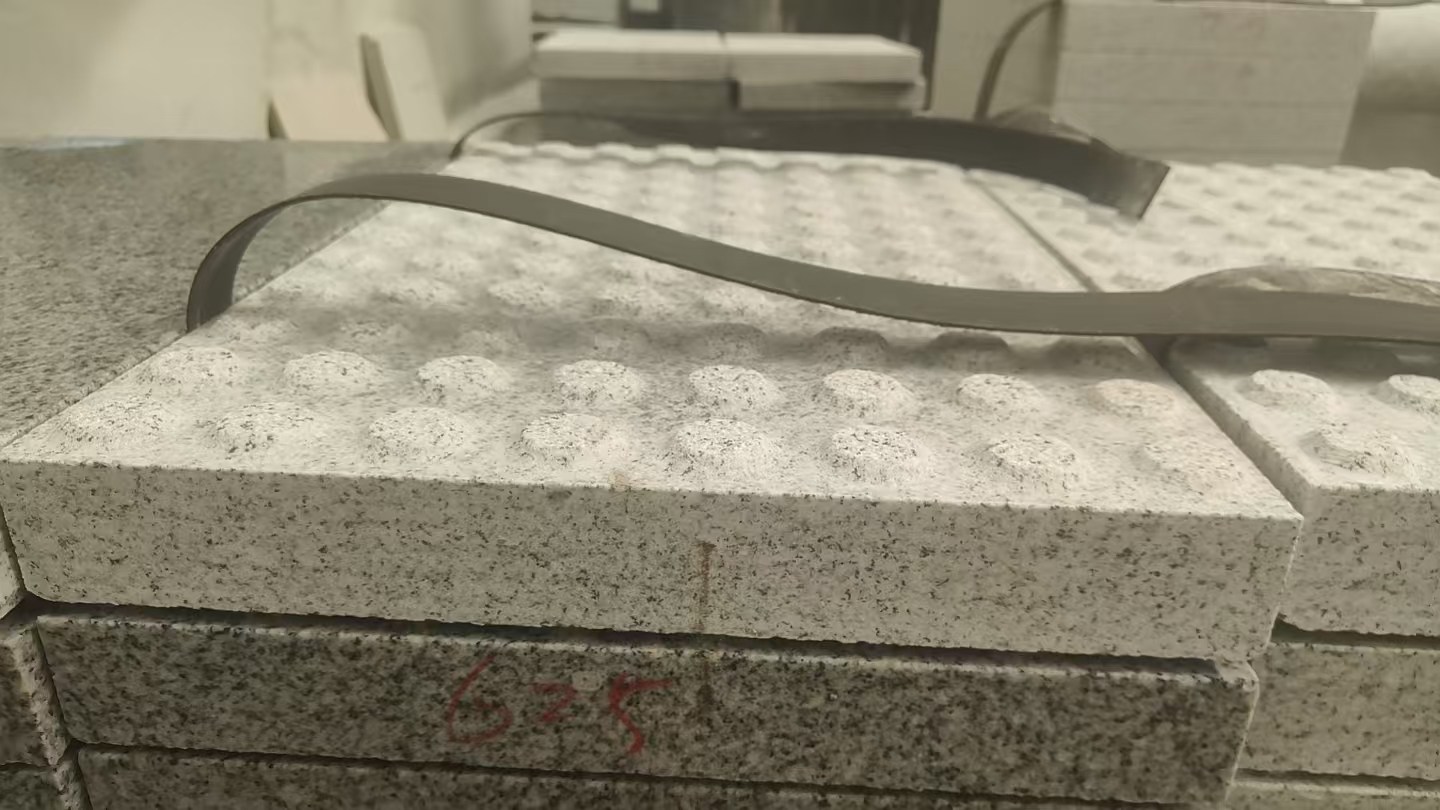 梧州 芝麻白花岗岩6.0公分荔枝面五轴加工雕刻盲点