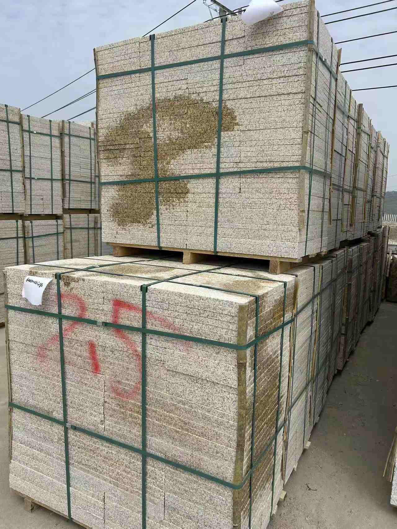 梧州 黄金麻花岗岩石材荔枝面地铺石2.5*300*600