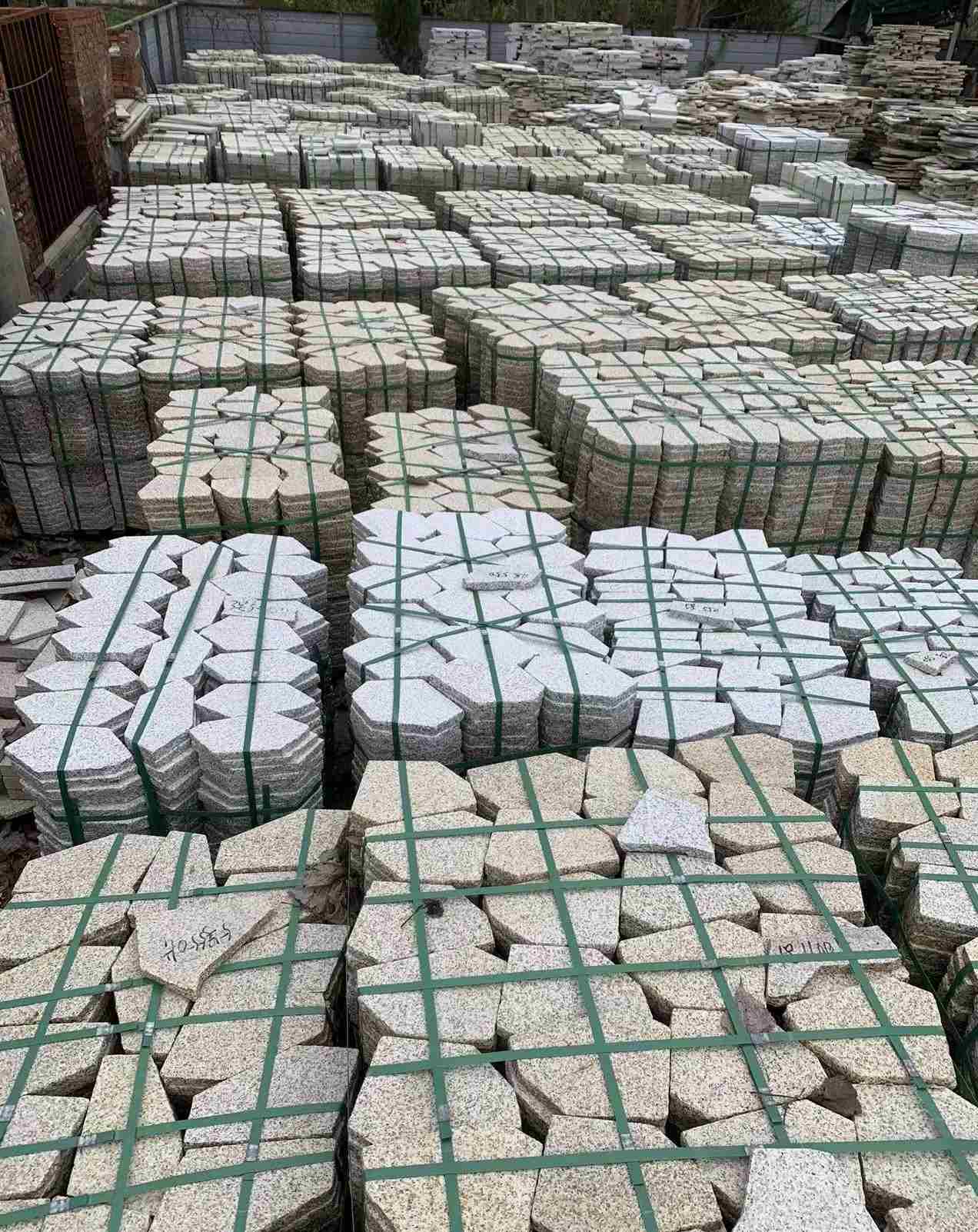 梧州 黄金麻白麻花岗岩荔枝面地铺石(冰裂纹)