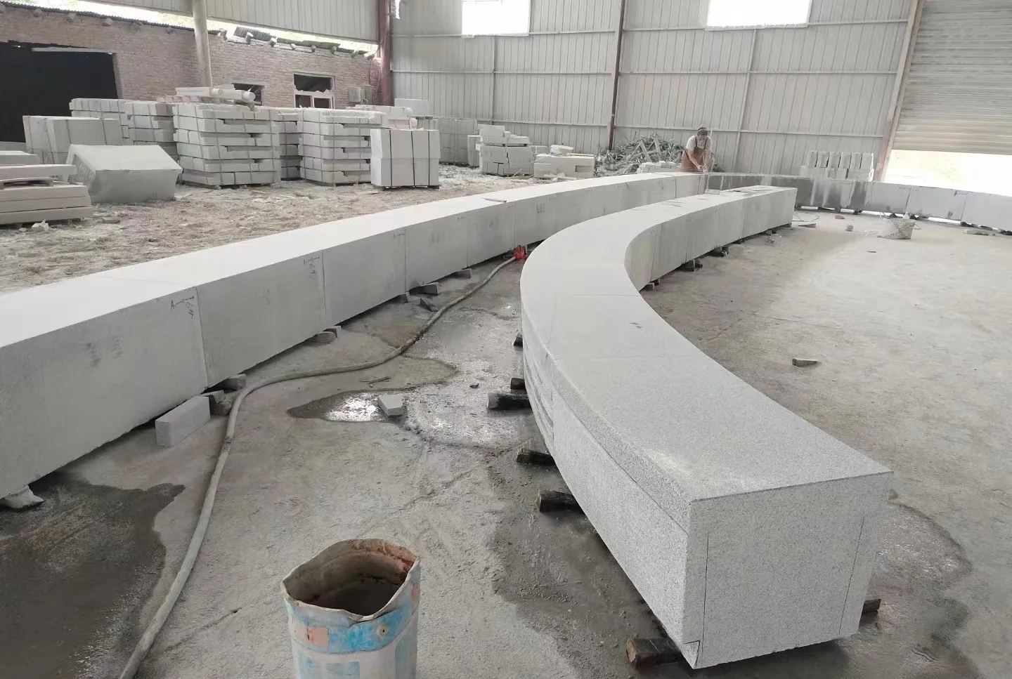 梧州芝麻白花岗岩石板材 园林光面弧形坐凳